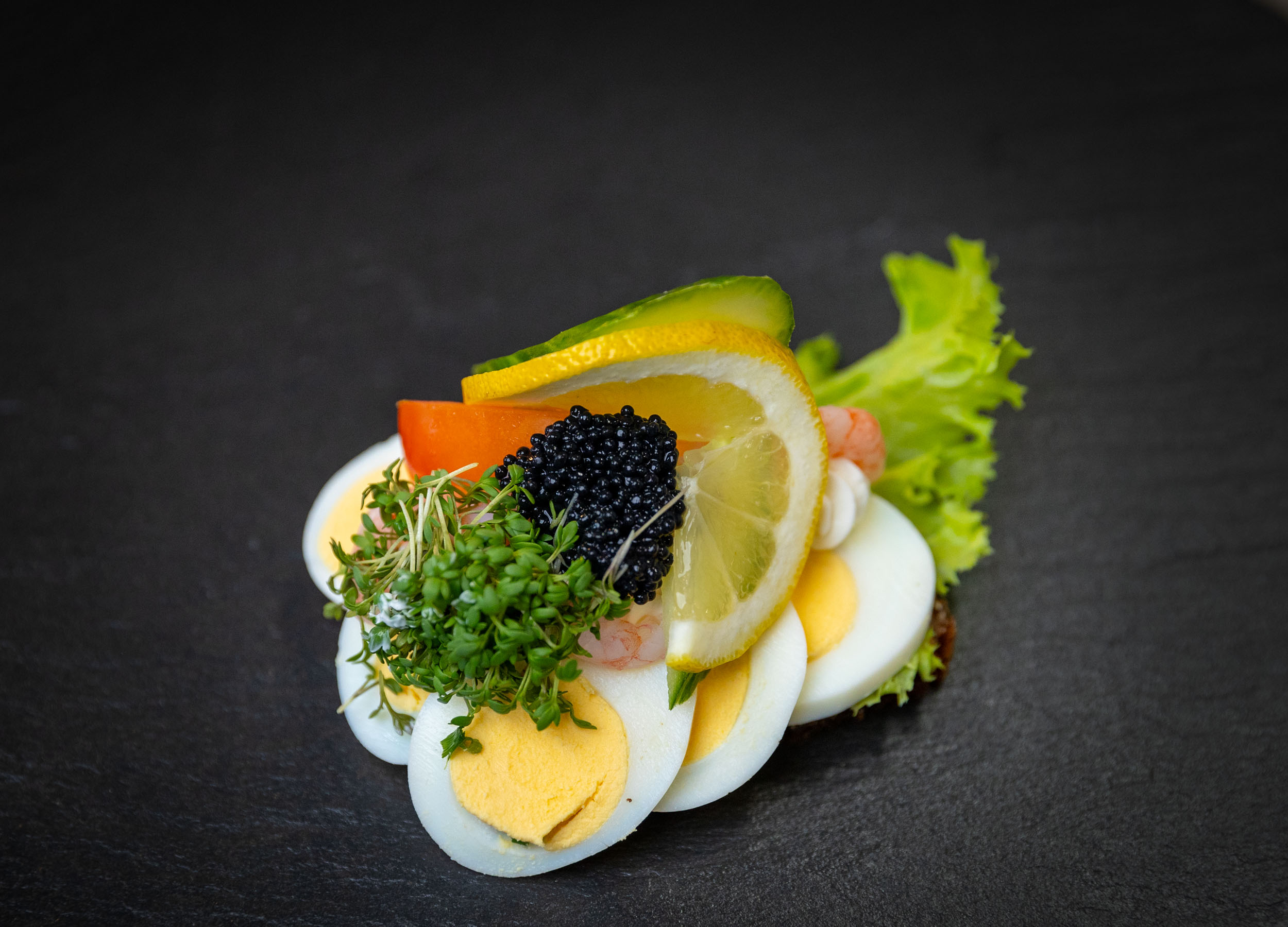 Kogt Luksus smørrebrød - Æg og rejer | Slagter Zangenberg
