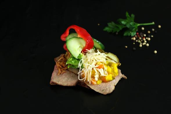 Roastbeef med remoulade, ristet løg osv.