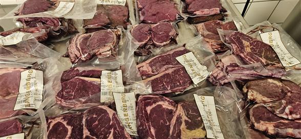 JA TAK FREDAG 💥 OKSE LYKKEKASSE 649,-