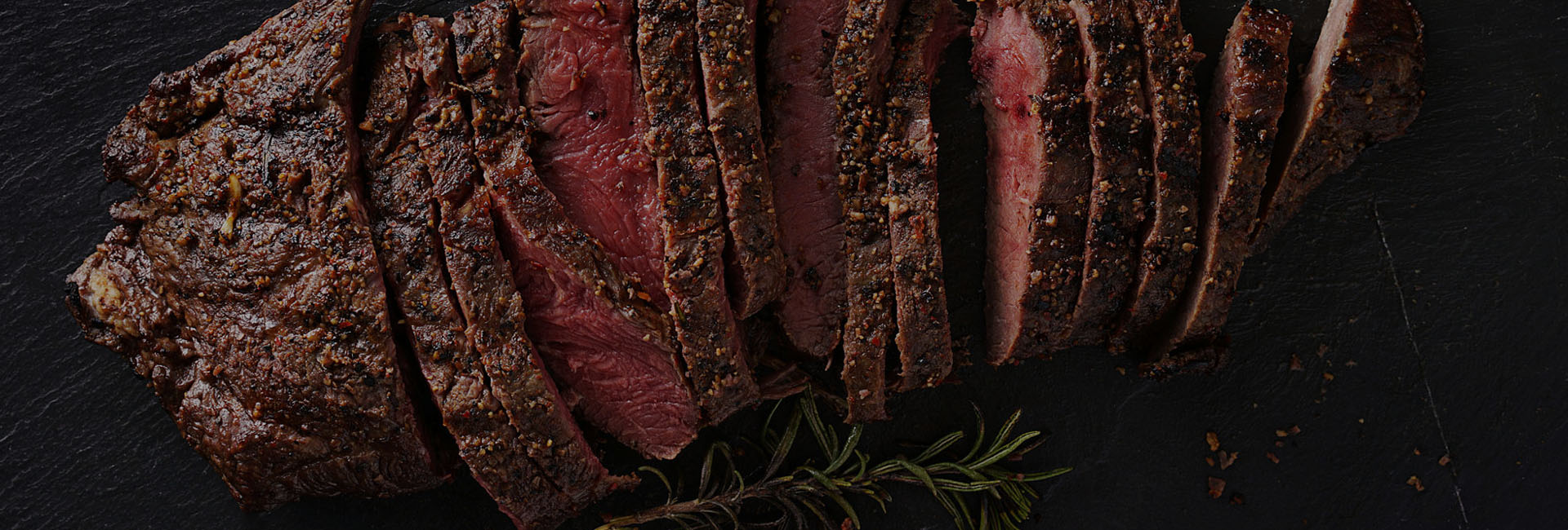 Rosastegt oksekød klar til at blive serveret